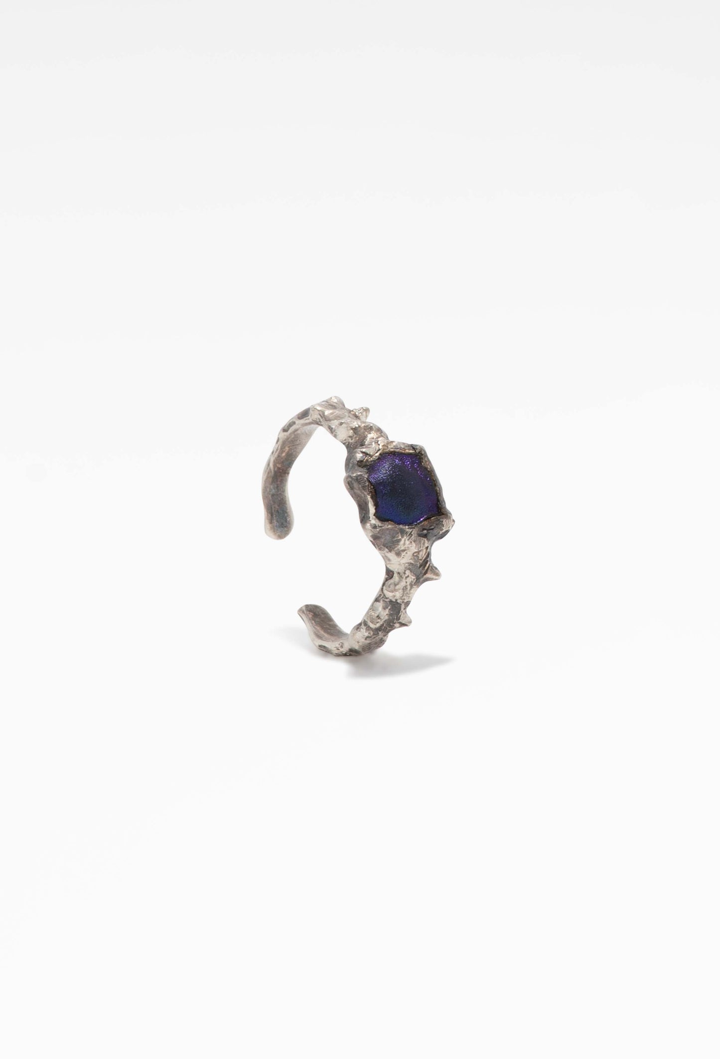 A Chitiner - Green Thorns Ring with Irregular Shape and Embedded Dark Blue Stone