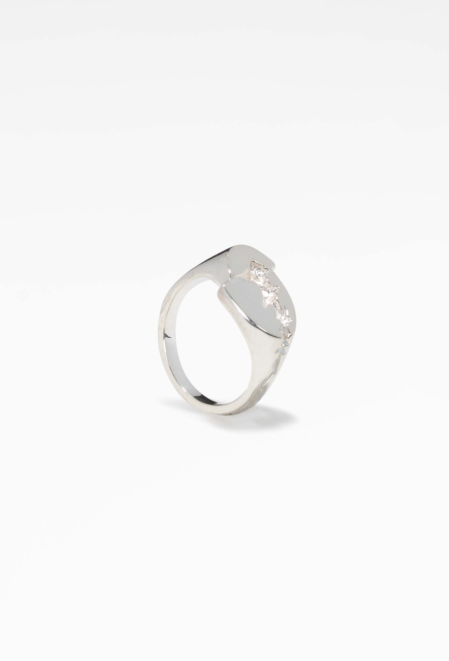 SWEETLIMEJUICE - A modern Split Signet Ring with an oblate shape featuring a silver band and abstract design, showcasing irregular crystal-like fragments