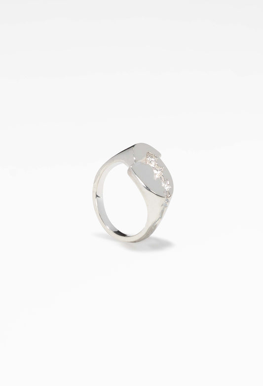 SWEETLIMEJUICE - A modern Split Signet Ring with an oblate shape featuring a silver band and abstract design, showcasing irregular crystal-like fragments