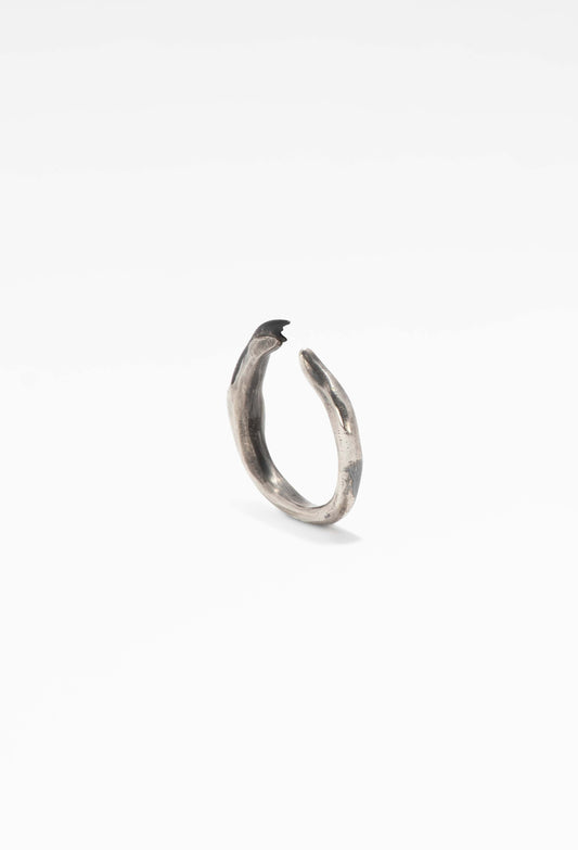Chitiner - Black Fangs Ring Tarnished Slightly Damaged

