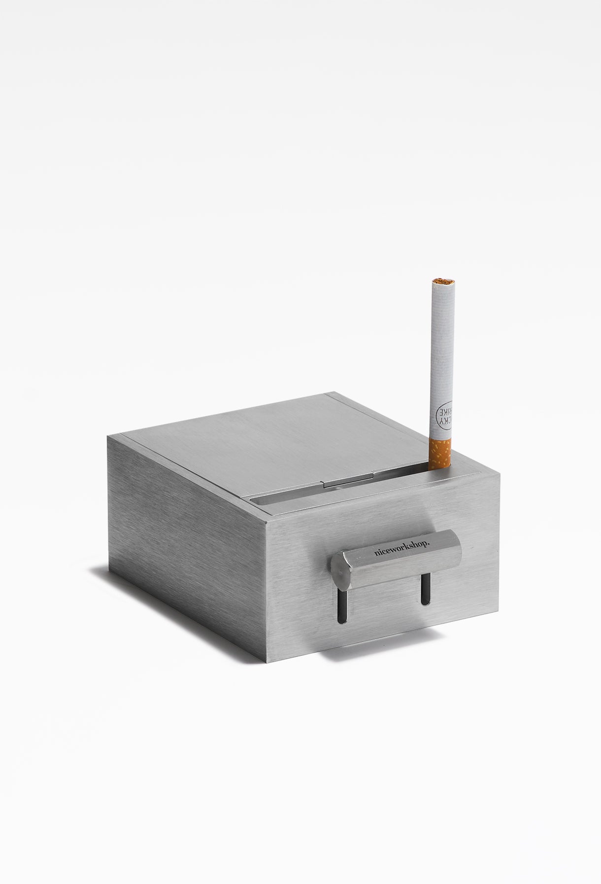 NiceWorkshop - Sleek Aluminum Silver Bolt Cigarette Box. Stylish and modern cigarette storage solution, combining functionality with contemporary design. Ideal for smokers looking for an elegant way to carry their cigarettes.